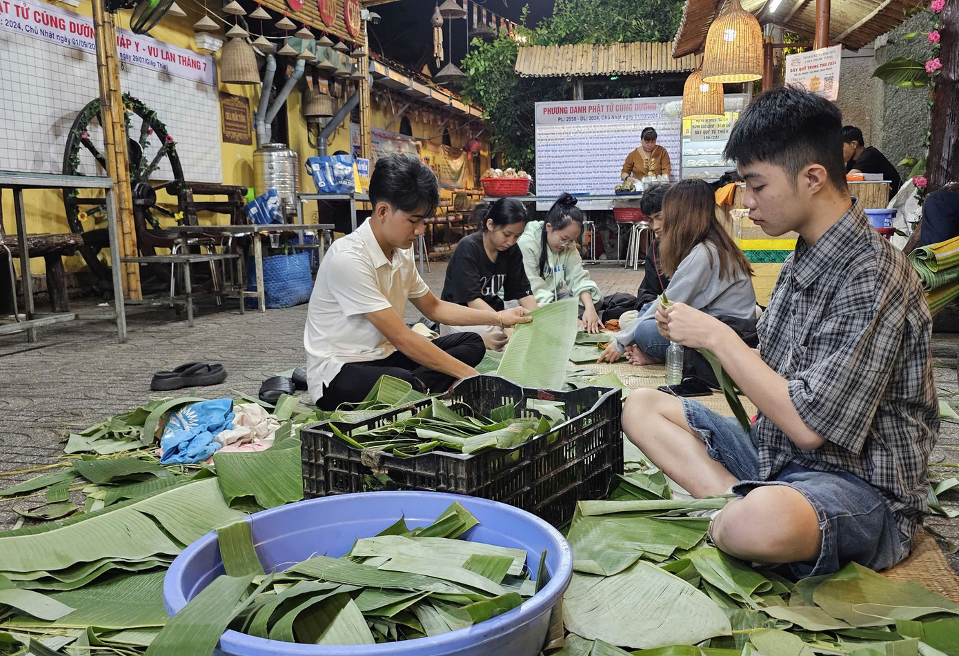 Những ngày này, các bạn sinh viên, phật tử tập trung đến chùa lau lá chuối để gói bánh tét chuẩn bị cho buổi lễ lớn sắp diễn ra tại chùa. Nhân mùa Trung thu, các bạn trẻ cũng tổ chức tặng quà cho bà con, trẻ em ở Châu Đốc, An Giang và ngay tại địa phương chùa tọa lạc. Những ngày này, các bạn sinh viên, phật tử tập trung đến chùa lau lá chuối để gói bánh tét chuẩn bị cho buổi lễ lớn sắp diễn ra tại chùa. Nhân mùa Trung thu, các bạn trẻ cũng tổ chức tặng quà cho bà con, trẻ em ở Châu Đốc, An Giang và ngay tại địa phương chùa tọa lạc.