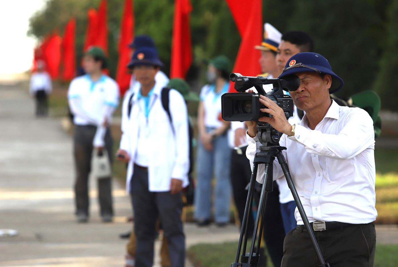 Để hoàn thành nhiệm vụ, anh Cần nỗ lực làm tốt công việc của người biên tập và quay phim. Nam phóng viên ưu tiên ghi hình, lắng nghe và ghi chép khi có thể. Bên cạnh đó anh cũng ghi âm các buổi làm việc chính thức; nghiên cứu, đọc thêm tài liệu nơi mình sẽ đến hoặc sau chuyến đi... “Đối với các hoạt động bên ngoài, tôi phải linh hoạt tìm nhân vật, sự kiện, nhân chứng, đồng thời nhờ thêm sự hỗ trợ của phóng viên các đài, các báo", anh cho biết thêm. Để hoàn thành nhiệm vụ, anh Cần nỗ lực làm tốt công việc của người biên tập và quay phim. Nam phóng viên ưu tiên ghi hình, lắng nghe và ghi chép khi có thể. Bên cạnh đó anh cũng ghi âm các buổi làm việc chính thức; nghiên cứu, đọc thêm tài liệu nơi mình sẽ đến hoặc sau chuyến đi... “Đối với các hoạt động bên ngoài, tôi phải linh hoạt tìm nhân vật, sự kiện, nhân chứng, đồng thời nhờ thêm sự hỗ trợ của phóng viên các đài, các báo", anh cho biết thêm.