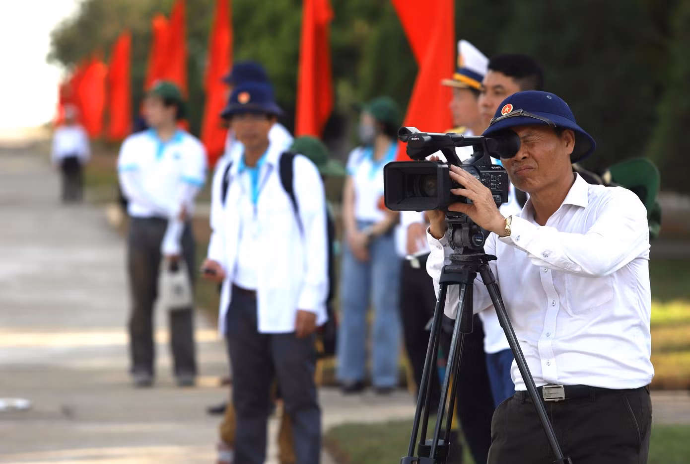 Để hoàn thành nhiệm vụ, anh Cần nỗ lực làm tốt công việc của người biên tập và quay phim. Nam phóng viên ưu tiên ghi hình, lắng nghe và ghi chép khi có thể. Bên cạnh đó anh cũng ghi âm các buổi làm việc chính thức; nghiên cứu, đọc thêm tài liệu nơi mình sẽ đến hoặc sau chuyến đi... “Đối với các hoạt động bên ngoài, tôi phải linh hoạt tìm nhân vật, sự kiện, nhân chứng, đồng thời nhờ thêm sự hỗ trợ của phóng viên các đài, các báo", anh cho biết thêm. Để hoàn thành nhiệm vụ, anh Cần nỗ lực làm tốt công việc của người biên tập và quay phim. Nam phóng viên ưu tiên ghi hình, lắng nghe và ghi chép khi có thể. Bên cạnh đó anh cũng ghi âm các buổi làm việc chính thức; nghiên cứu, đọc thêm tài liệu nơi mình sẽ đến hoặc sau chuyến đi... “Đối với các hoạt động bên ngoài, tôi phải linh hoạt tìm nhân vật, sự kiện, nhân chứng, đồng thời nhờ thêm sự hỗ trợ của phóng viên các đài, các báo", anh cho biết thêm.