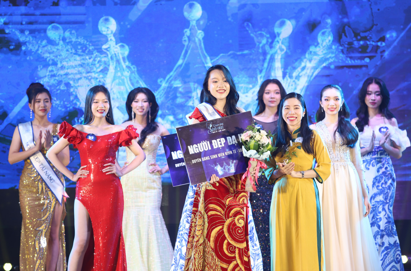 Nữ sinh đoạt giải Người đẹp dạ hội.