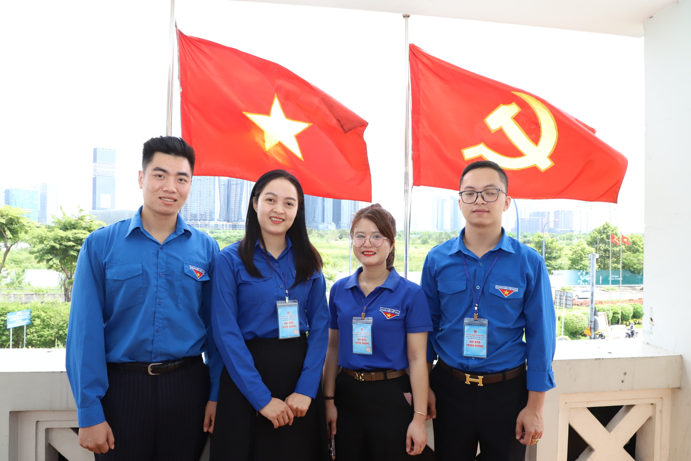 Các bạn trẻ được tuyên dương giải thưởng “Cán bộ, công chức, viên chức trẻ giỏi” toàn quốc năm 2024 chụp ảnh lưu niệm tại trung tâm.