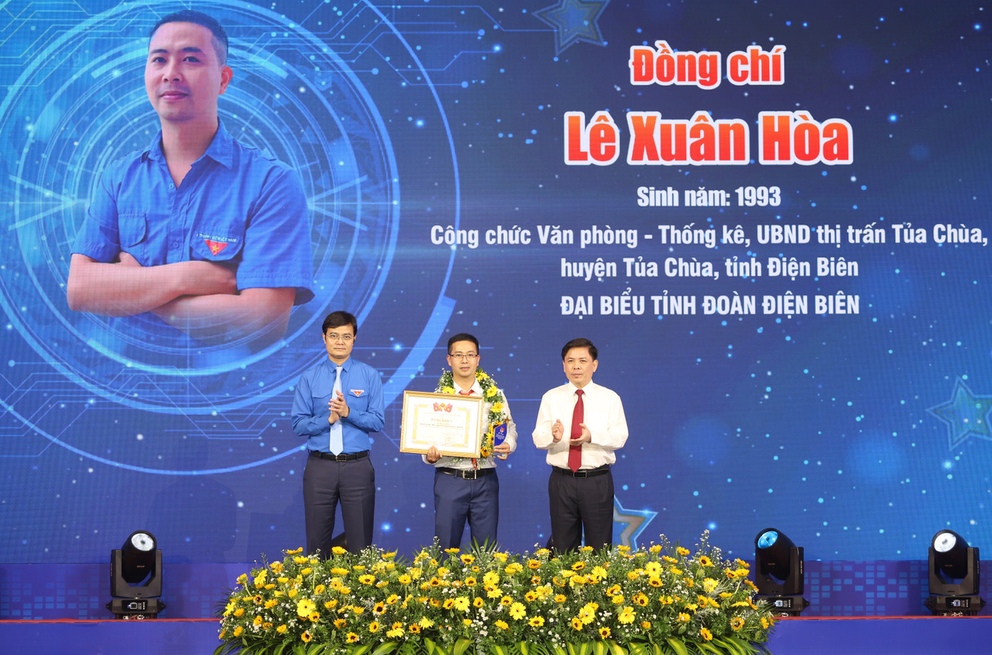 Bí thư thứ nhất T.Ư Đoàn Bùi Quang Huy và Bí thư Đảng ủy Khối các cơ quan T.Ư Nguyễn Văn Thể trao khen thưởng cho gương cán bộ, công chức, viên chức trẻ giỏi. Bí thư thứ nhất T.Ư Đoàn Bùi Quang Huy và Bí thư Đảng ủy Khối các cơ quan T.Ư Nguyễn Văn Thể trao khen thưởng cho gương cán bộ, công chức, viên chức trẻ giỏi.