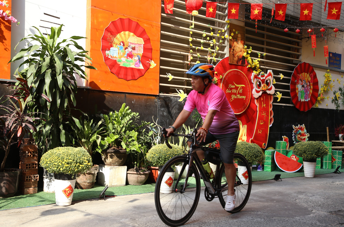 Ngày Tết đã đến thật gần trong mỗi người dân, bằng chính những hình ảnh thân thuộc mỗi độ xuân về.