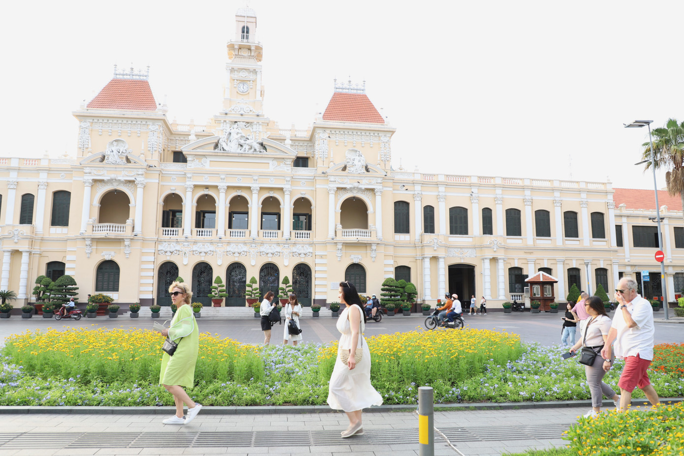 Công viên trước UBND TPHCM đẹp rực rỡ, thu hút người dân đến 'check-in' ảnh 1