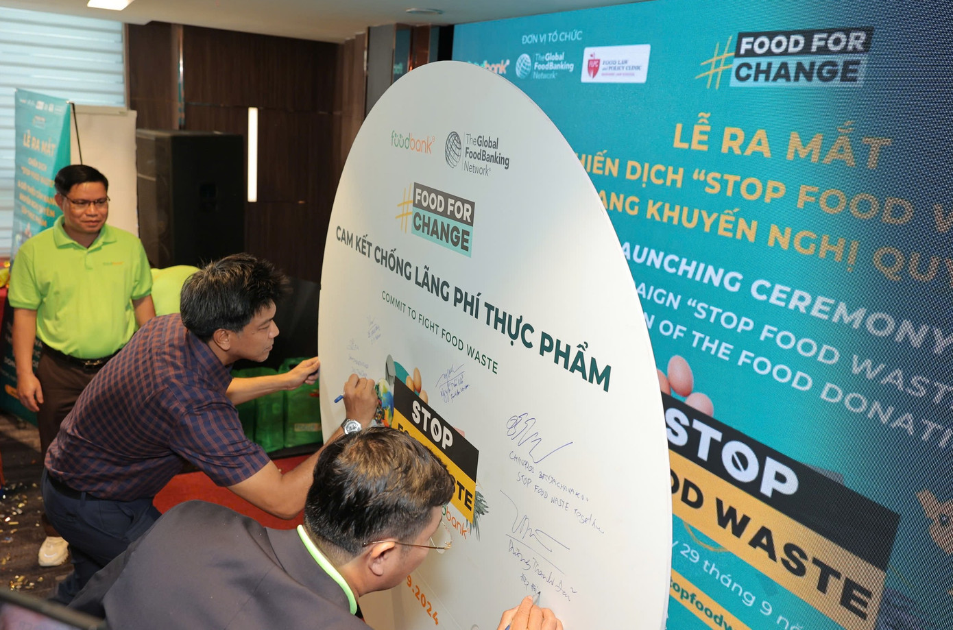 Đại biểu ký cam kết chung tay chống lãng phí thực phẩm.