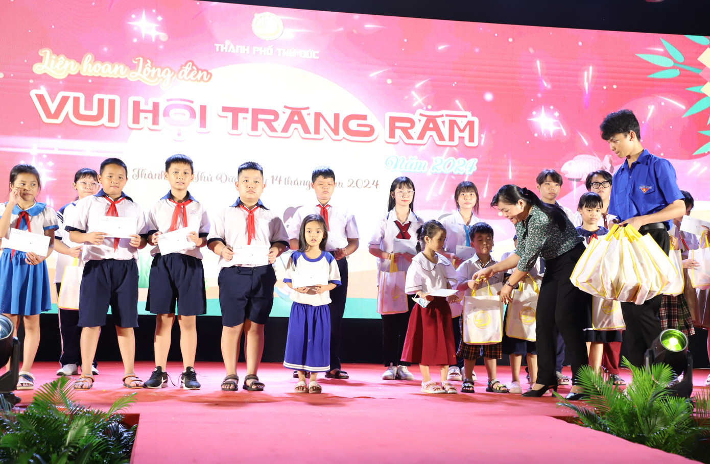 Các em thiếu nhi có thêm niềm vui trong ngày Tết Trung thu. Các em thiếu nhi có thêm niềm vui trong ngày Tết Trung thu.