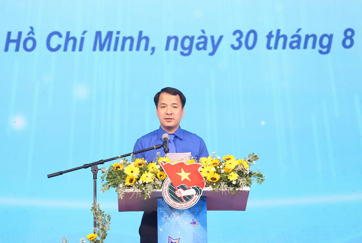 Anh Ngô Văn Cương phát biểu tuyên dương các cá nhân tiêu biểu. Anh Ngô Văn Cương phát biểu tuyên dương các cá nhân tiêu biểu.