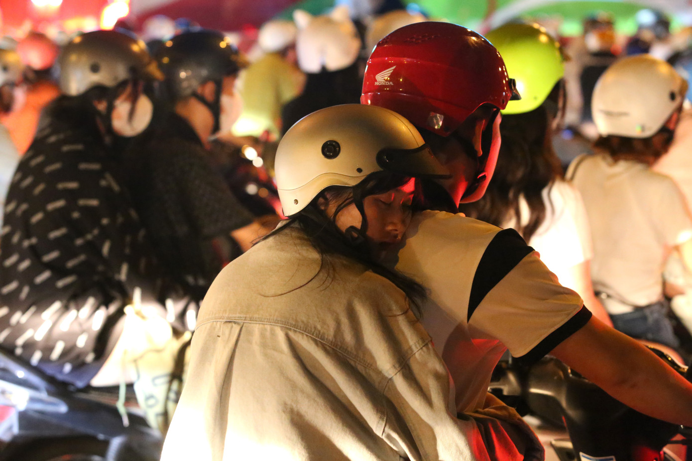 Cô gái thiếp đi trên vai người thân.