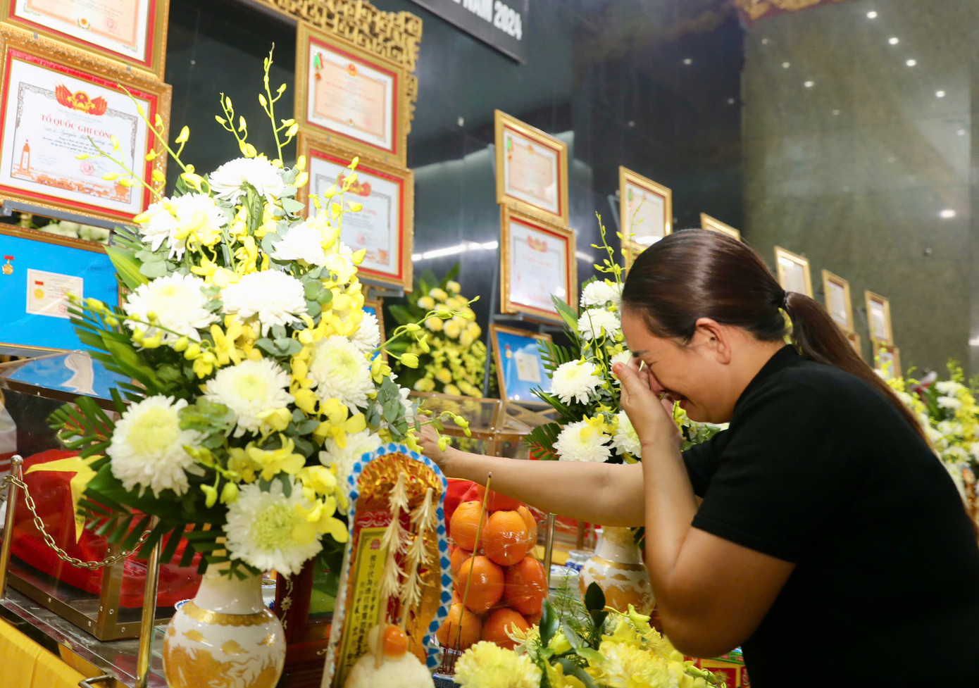 Người thân đau buồn trước sự ra đi của các con em mình. Người thân đau buồn trước sự ra đi của các con em mình.