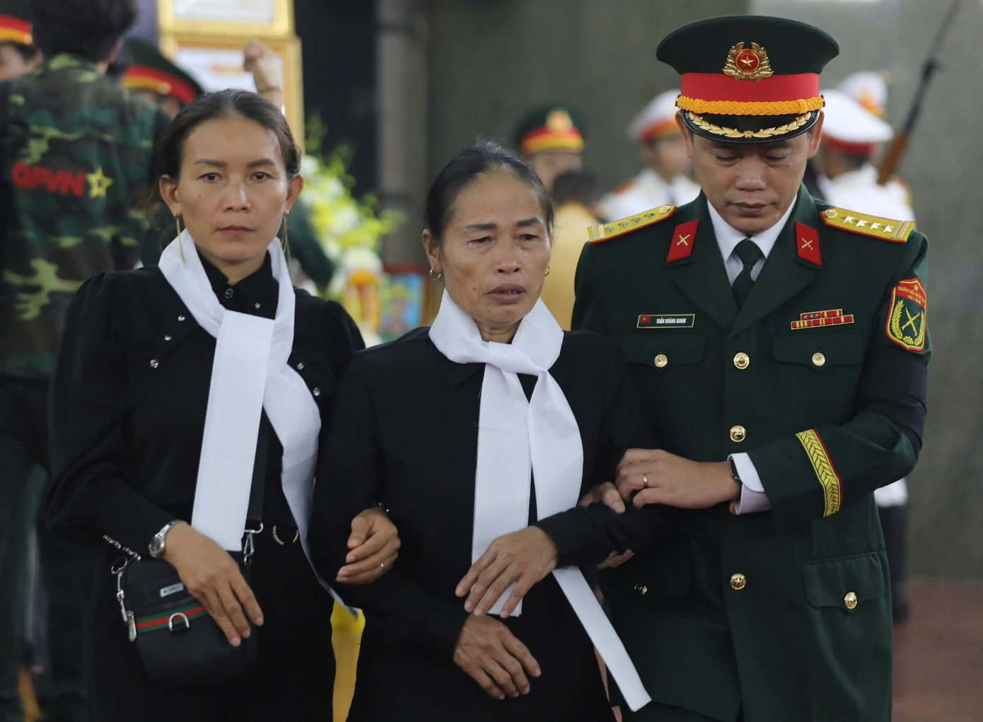 Thân nhân đau buồn trước sự ra đi của 12 người con ưu tú. Ảnh: Duy Anh