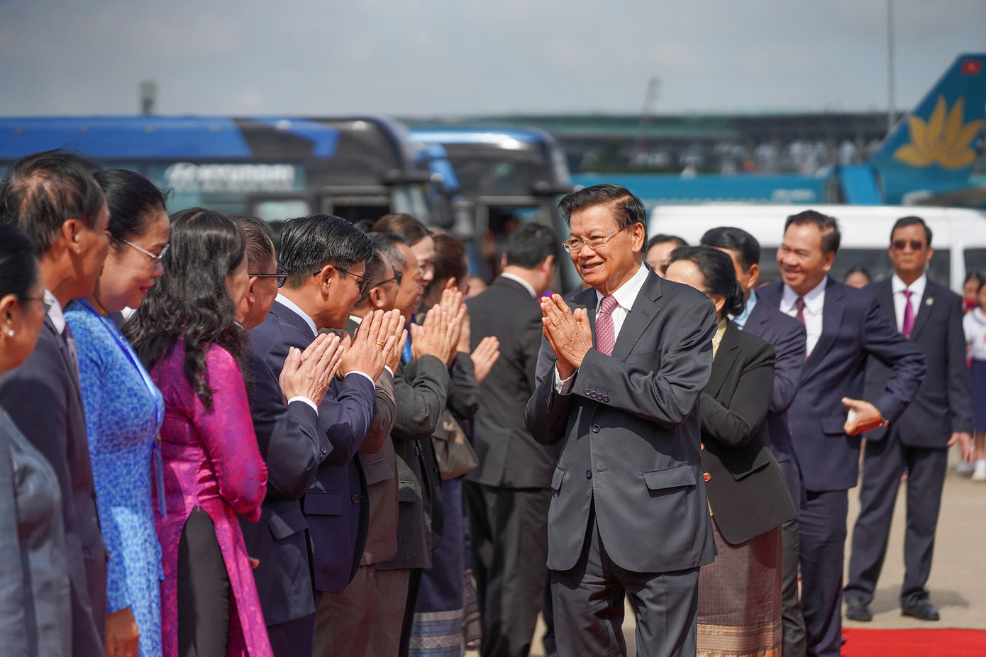 Tổng Bí thư, Chủ tịch nước Lào Thongloun Sisoulith cùng Phu nhân và Đoàn đại biểu cấp cao Đảng, Nhà nước Lào tại sân bay quốc tế Tân Sơn Nhất, TPHCM sáng 13/9. Ảnh: Phạm Nguyễn
