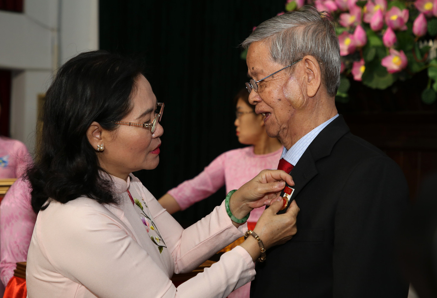 Chủ tịch HĐND TPHCM Nguyễn Thị Lệ trao Huy hiệu 75 năm tuổi Đảng tặng đảng viên Nguyễn Văn Thử. Ảnh: Ngô Tùng