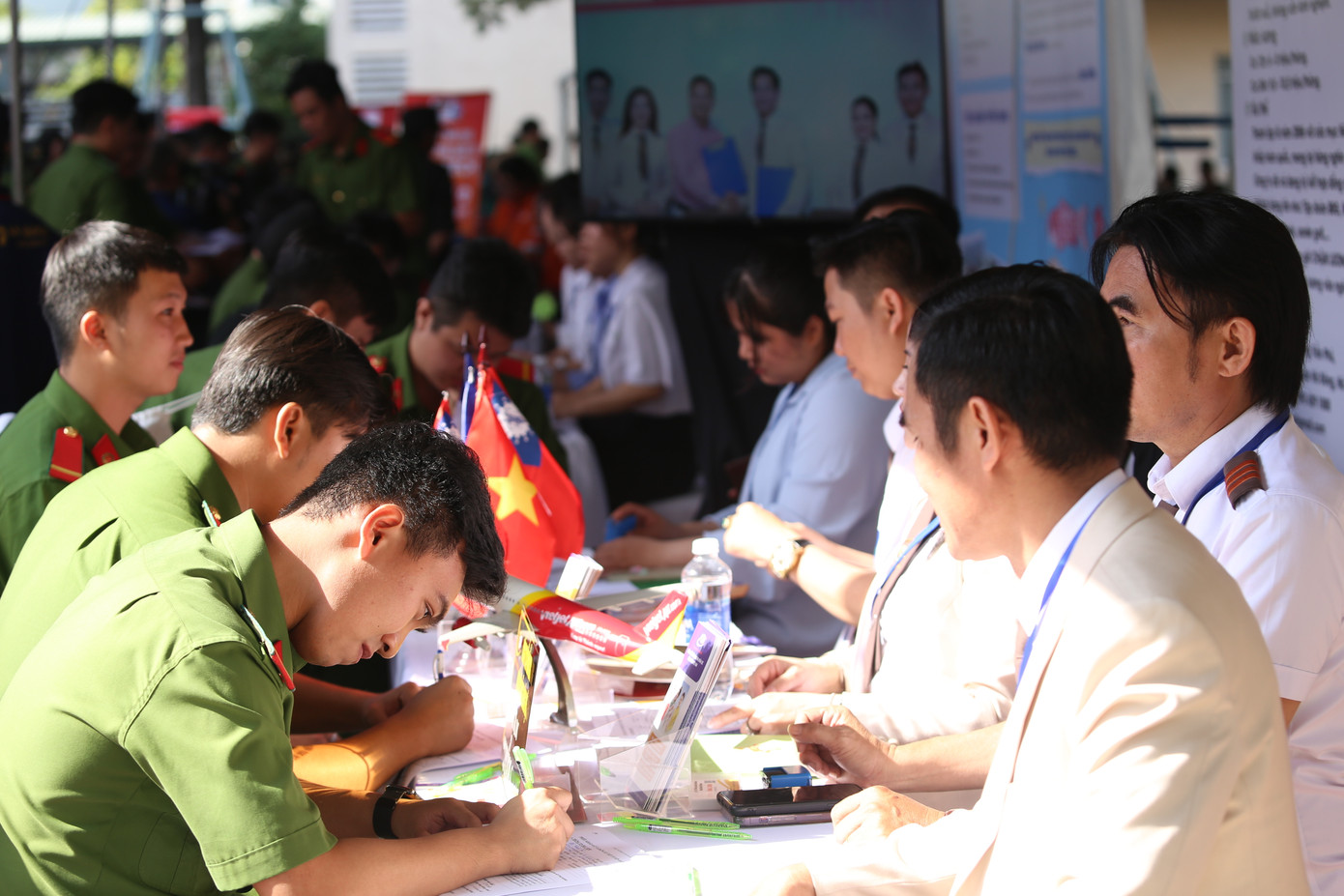 Nhiều cơ hội việc làm mở ra đối với các chiến sĩ trẻ dịp này.