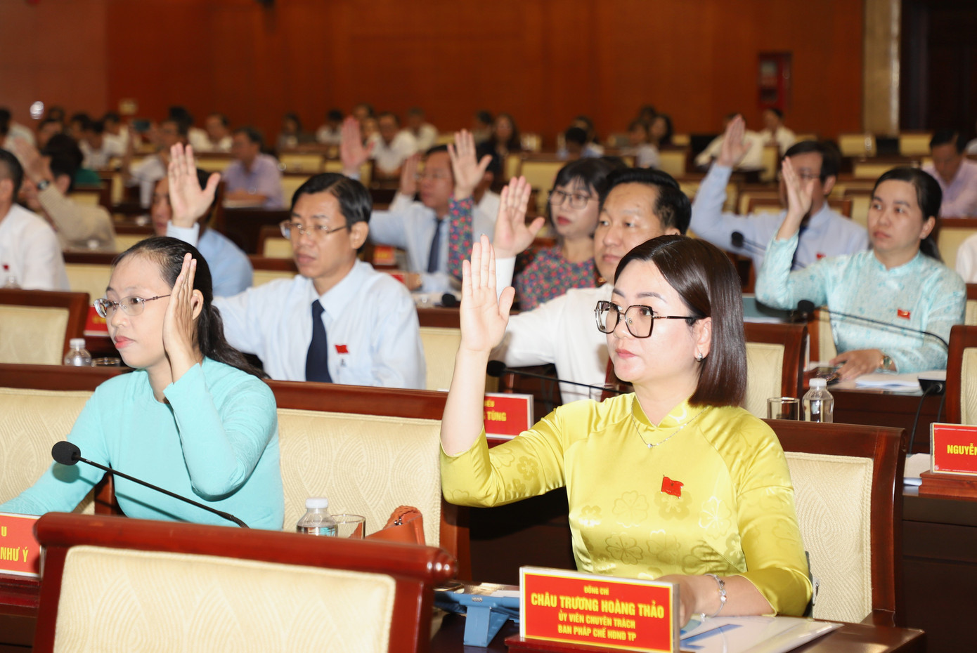 Đại biểu HĐND TPHCM biểu quyết thông qua nghị quyết quy định vùng nuôi chim yến trên địa bàn thành phố. Ảnh: Ngô Tùng.