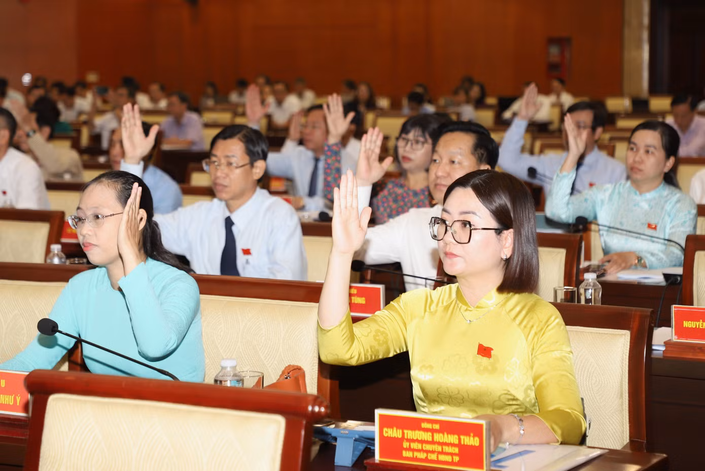 Đại biểu HĐND TPHCM biểu quyết thông qua nghị quyết quy định vùng nuôi chim yến trên địa bàn thành phố. Ảnh: Ngô Tùng.