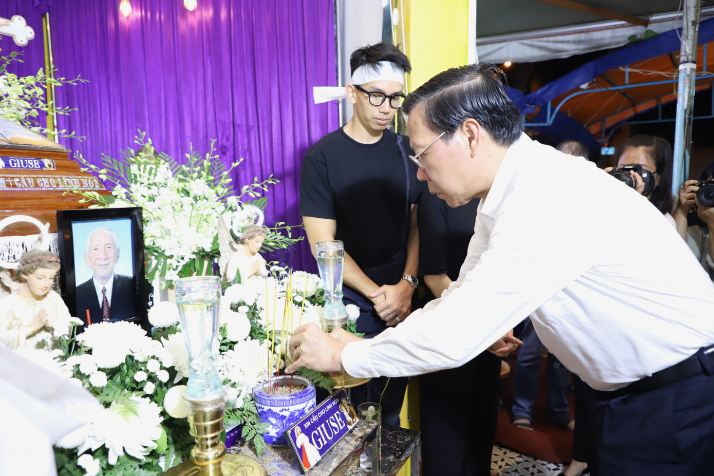 Chủ tịch UBND TPHCM Phan Văn Mãi thắp hương kính viếng nhà nghiên cứu Nguyễn Đình Đầu. Chủ tịch UBND TPHCM Phan Văn Mãi thắp hương kính viếng nhà nghiên cứu Nguyễn Đình Đầu.