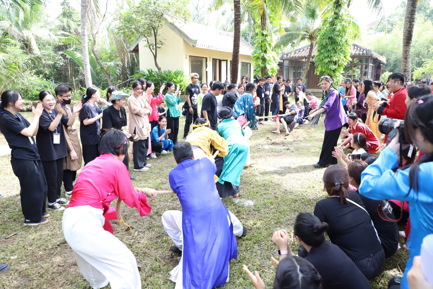 Các thành viên của hai đội chơi nỗ lực hết sức trong trò chơi kéo co. Đây cũng là trò chơi đem lại bầu không khí sôi động, bùng nổ nhất trong chương trình.