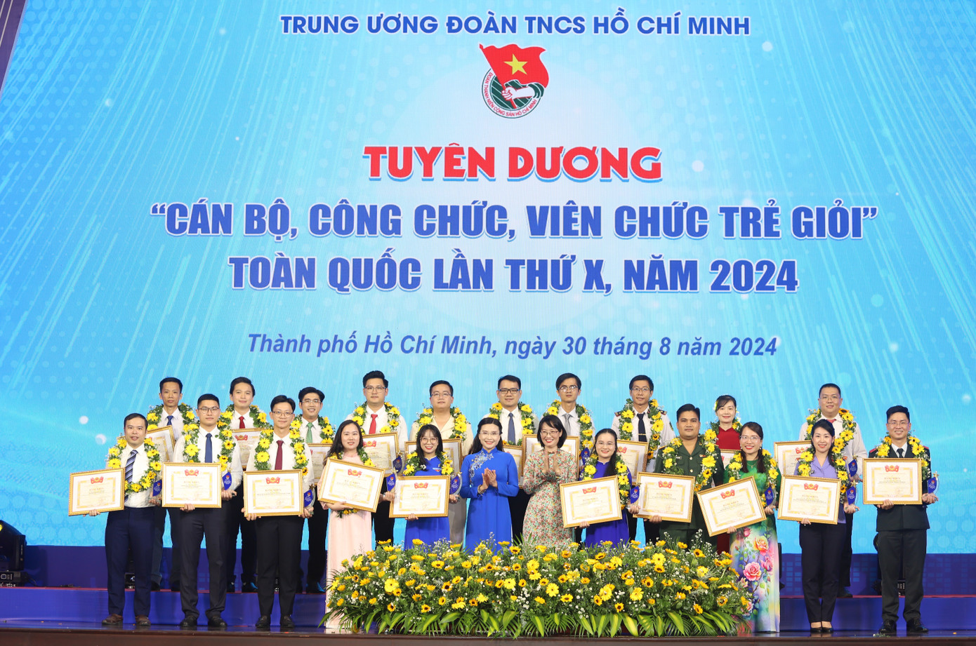 Bí thư T.Ư Đoàn Nguyễn Phạm Duy Trang cùng Phó Chủ tịch UBND TPHCM Trần Thị Diệu Thúy khen thưởng các bạn trẻ tiêu biểu. Bí thư T.Ư Đoàn Nguyễn Phạm Duy Trang cùng Phó Chủ tịch UBND TPHCM Trần Thị Diệu Thúy khen thưởng các bạn trẻ tiêu biểu.