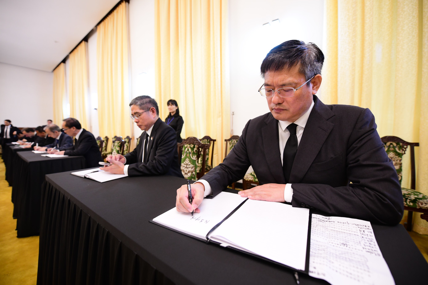 Tổng Lãnh sự Trung Quốc tại TPHCM Ngụy Hoa Tường viết sổ tang tưởng niệm Tổng Bí thư Nguyễn Phú Trọng.