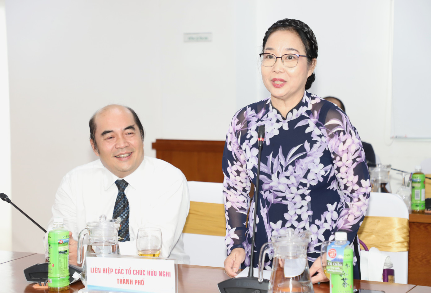 Bà Huỳnh Ngọc Vân thông tin các hoạt động văn hóa, giao lưu tại lễ hội năm nay. Ảnh: Ngô Tùng