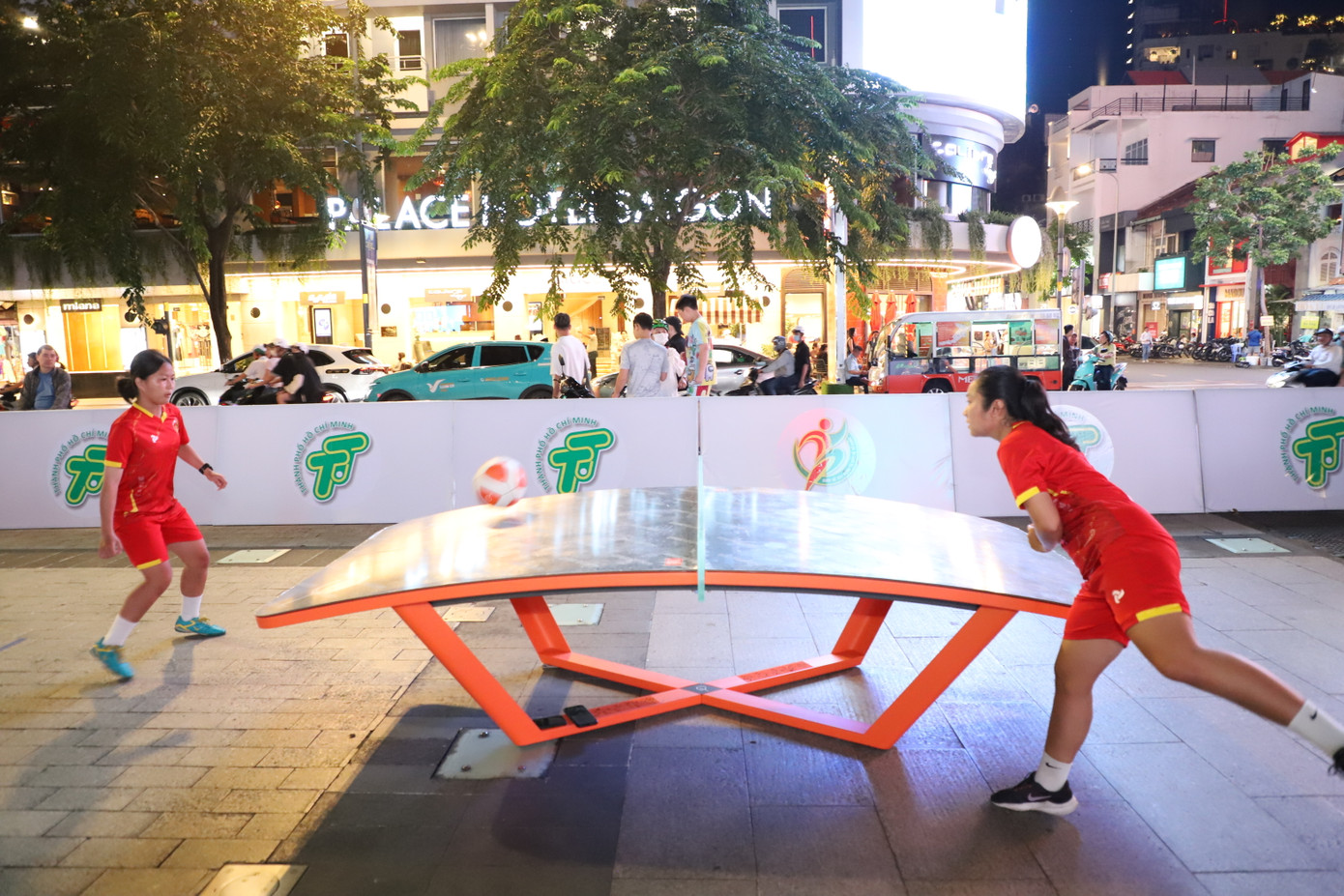 Bạn trẻ thi đấu với bộ môn teqball.