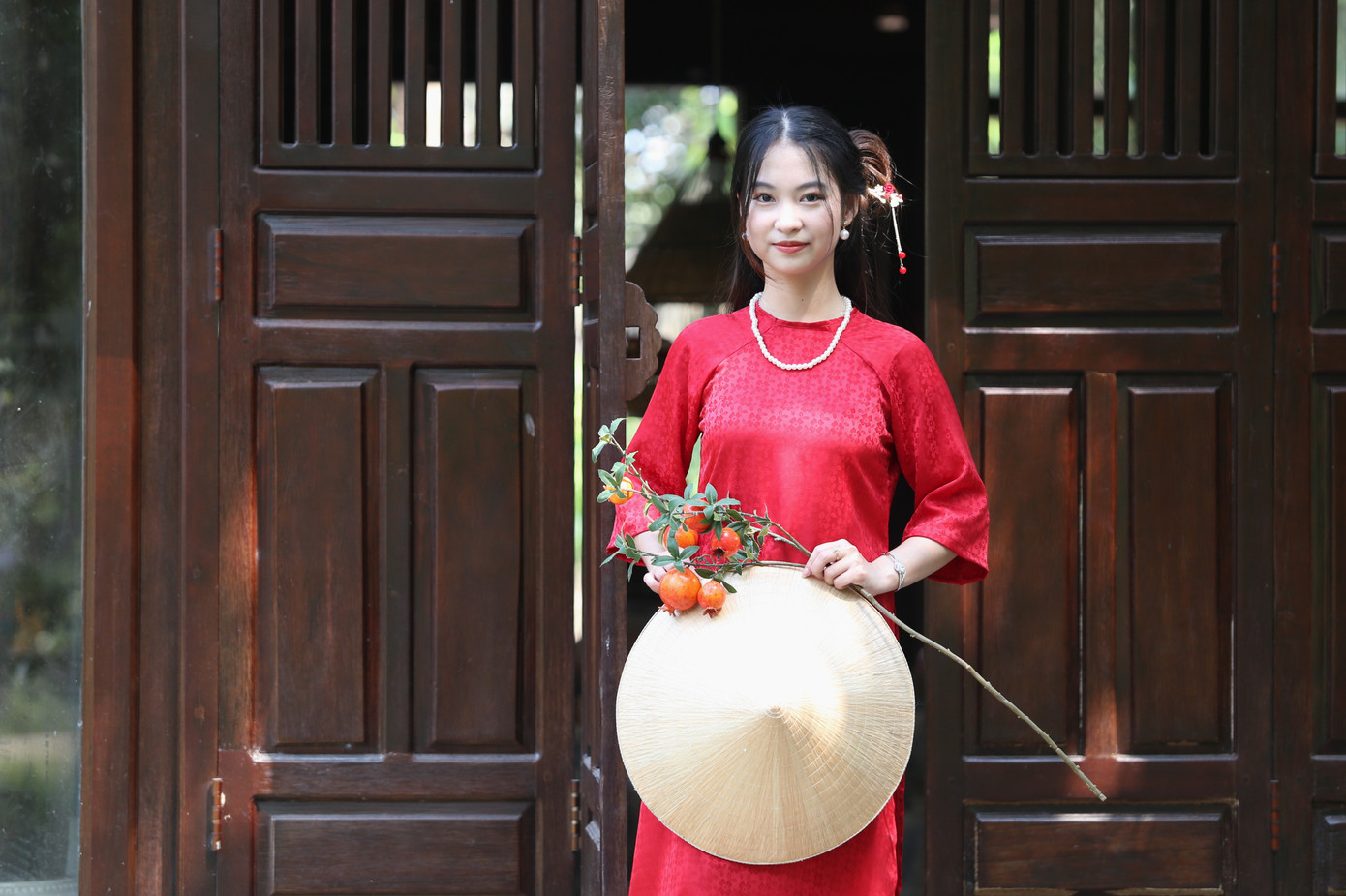 Một bạn trẻ khoe nét đẹp nền nã trong tà áo dài cùng nón lá.