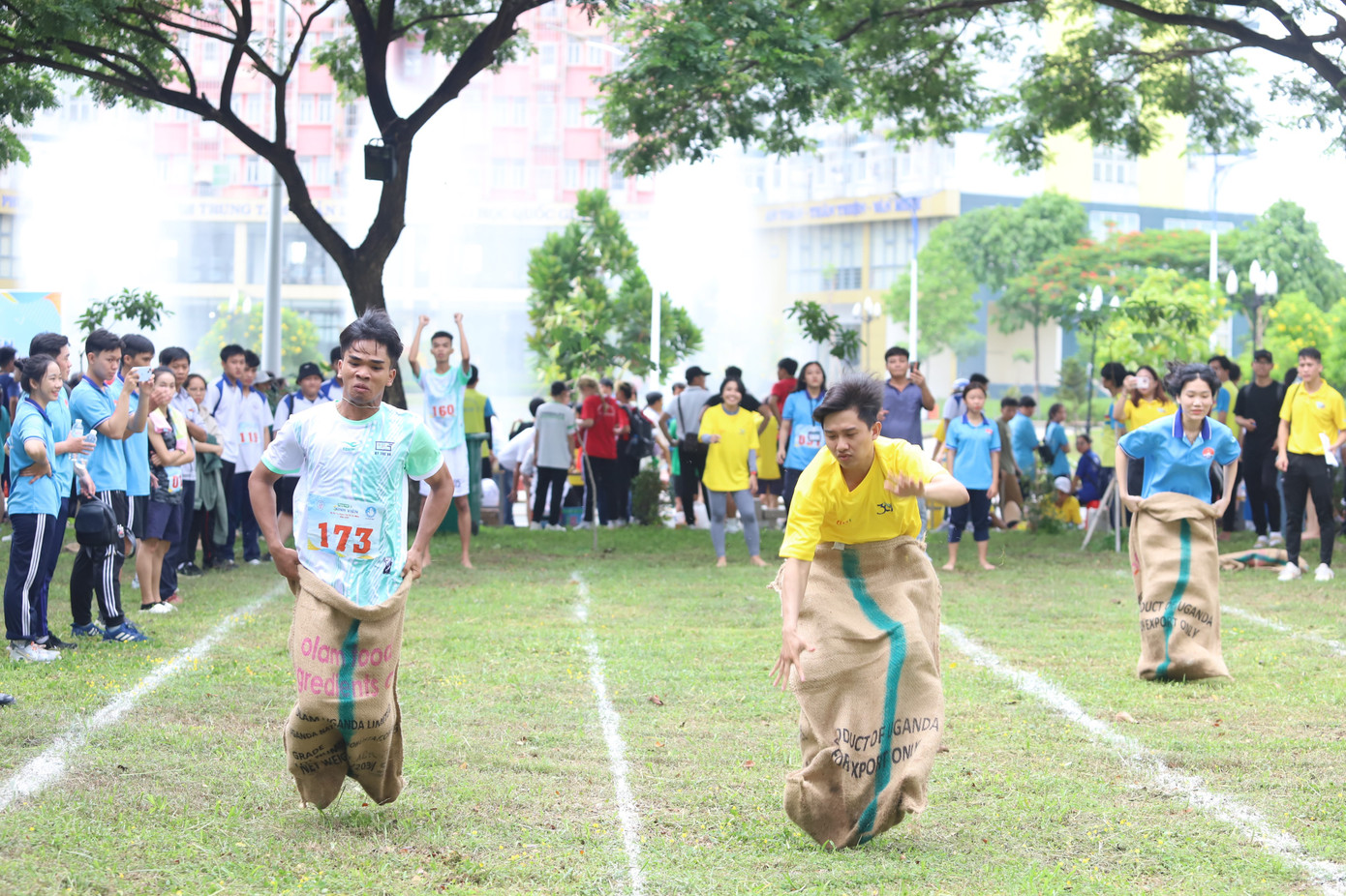Nhảy bao bố là môn thi đấu cuối trong ngày hội. Đây là nội dung tranh tài hết sức vui nhộn và cũng không kém phần gay cấn với các bạn trẻ. Nhảy bao bố là môn thi đấu cuối trong ngày hội. Đây là nội dung tranh tài hết sức vui nhộn và cũng không kém phần gay cấn với các bạn trẻ.