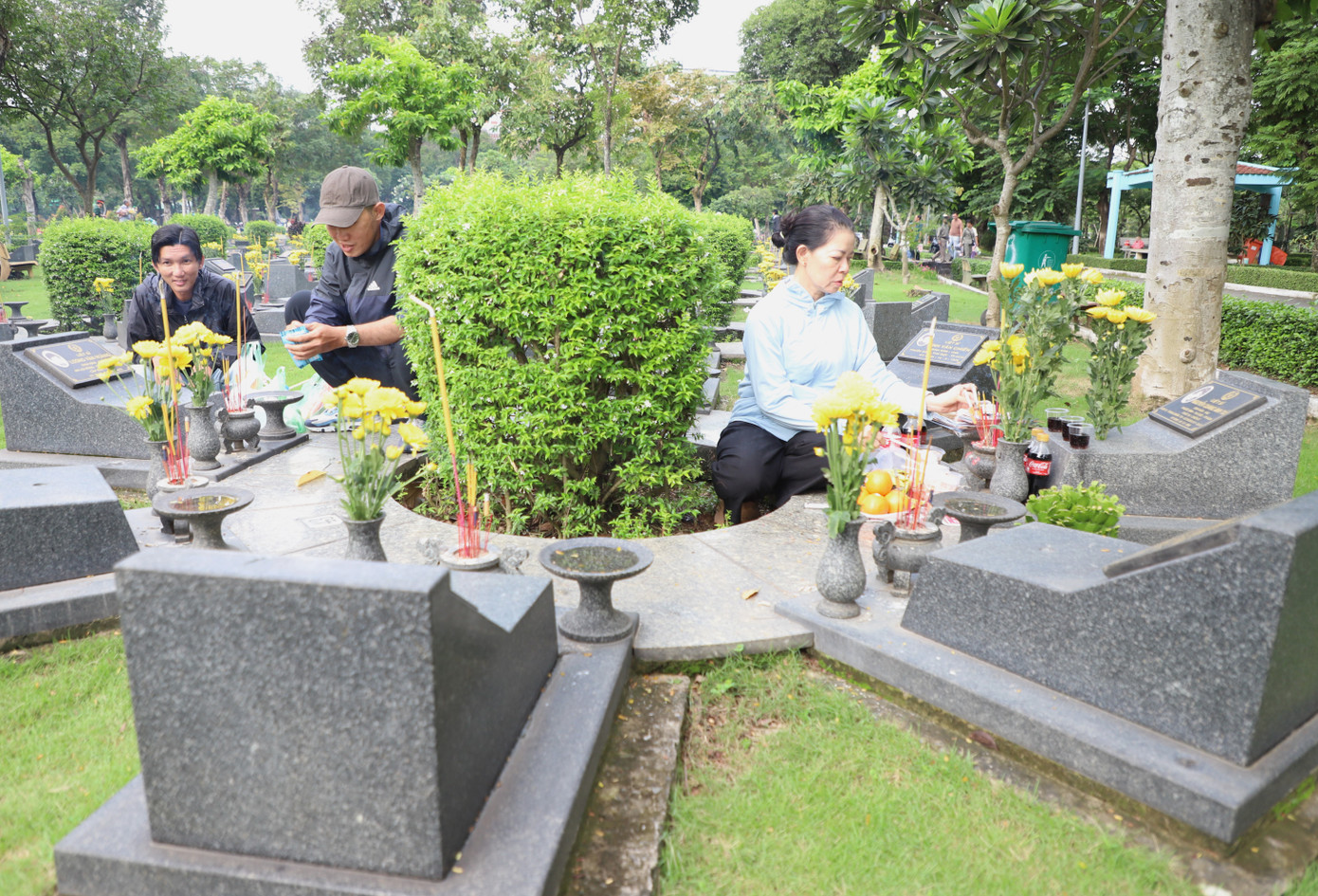 Từ sáng sớm 27/7, bà con, thân nhân cũng đến săn sóc, thắp hương tại các mộ phần liệt sĩ. Ảnh: Ngô Tùng