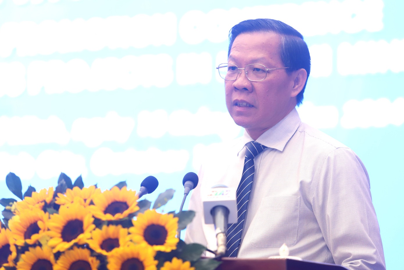 Chủ tịch UBND TPHCM Phan Văn Mãi trao đổi tại hội nghị. Ảnh: Ngô Tùng. Chủ tịch UBND TPHCM Phan Văn Mãi trao đổi tại hội nghị. Ảnh: Ngô Tùng.