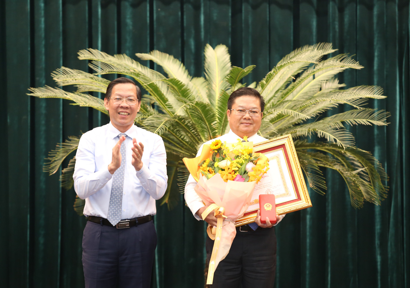 Chủ tịch UBND TPHCM Phan Văn Mãi trao Huân chương Lao động hạng Nhì đến ông Lê Văn Thinh. Ảnh: Ngô Tùng Chủ tịch UBND TPHCM Phan Văn Mãi trao Huân chương Lao động hạng Nhì đến ông Lê Văn Thinh. Ảnh: Ngô Tùng