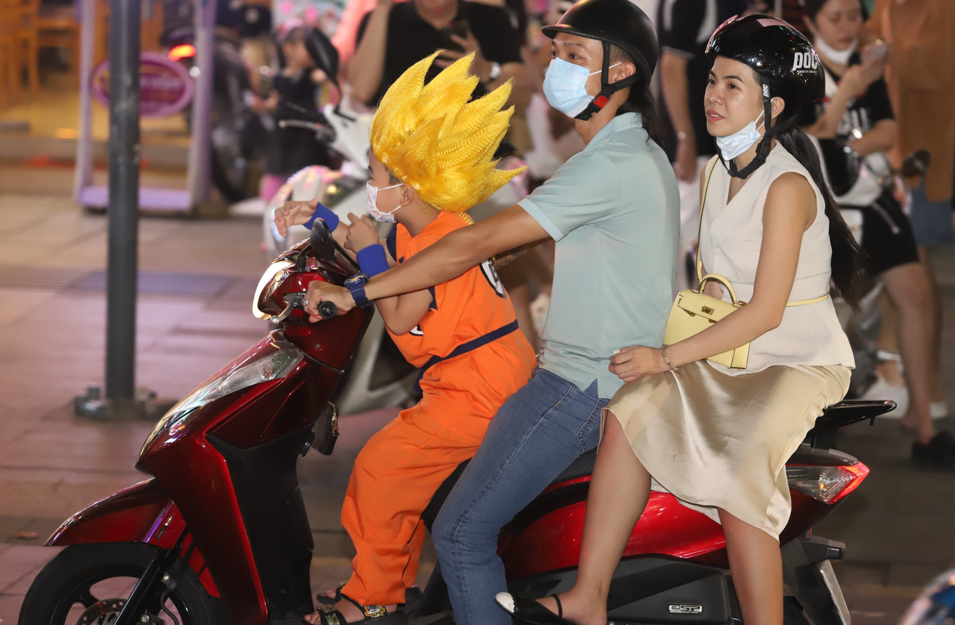 Nhân vật Songoku của "Dragon Ball - 7 viên ngọc rồng" xuất hiện trên đường phố.