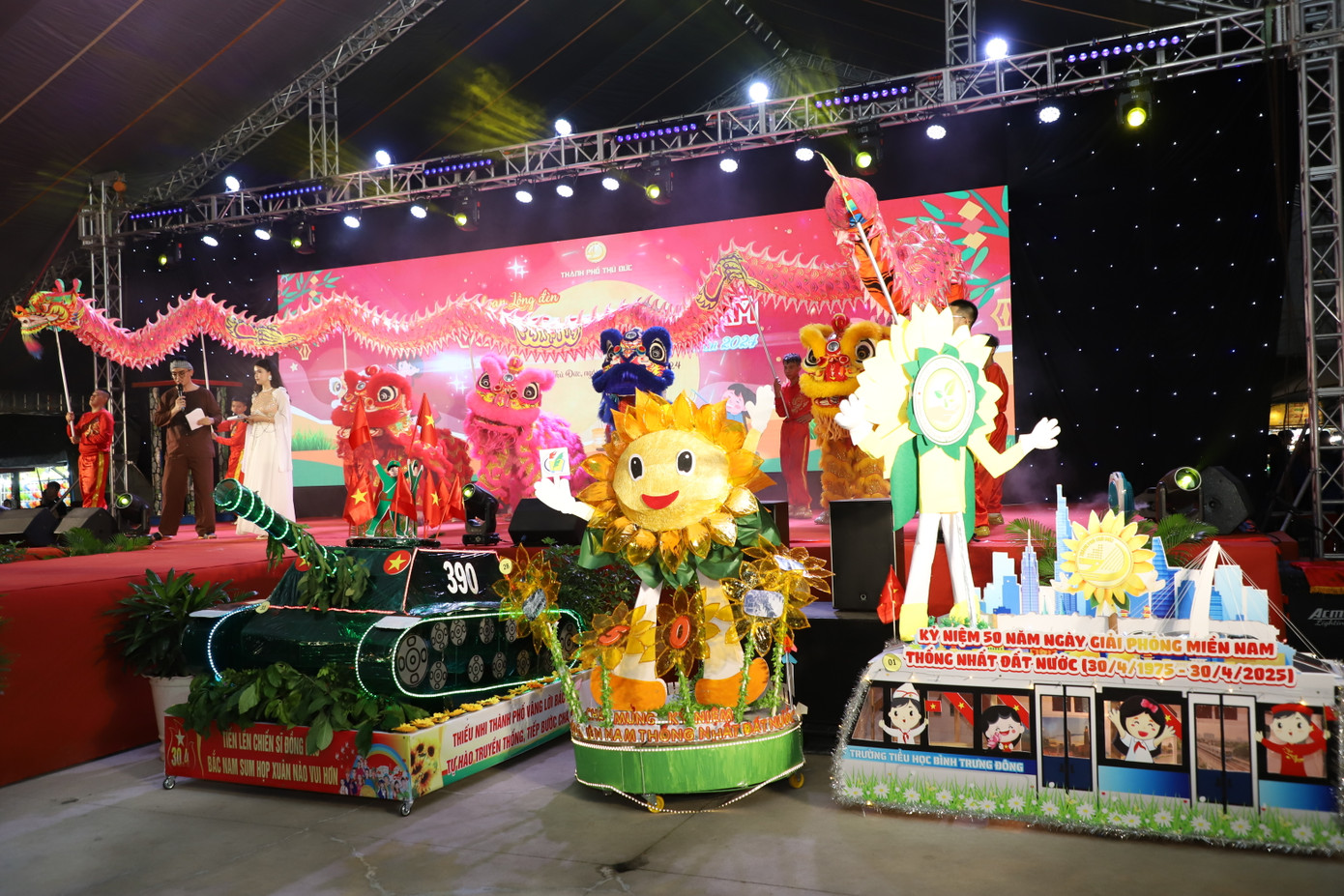 40 đơn vị, cơ sở giáo dục trên địa bàn TP. Thủ Đức sáng tạo, trang trí những chiếc đèn lồng mang dấu ấn riêng có của đơn vị cũng như của “thành phố trong lòng thành phố”. 40 đơn vị, cơ sở giáo dục trên địa bàn TP. Thủ Đức sáng tạo, trang trí những chiếc đèn lồng mang dấu ấn riêng có của đơn vị cũng như của “thành phố trong lòng thành phố”.