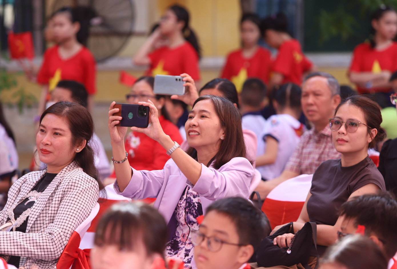 Phụ huynh ghi lại khoảnh khắc sinh động buổi lễ.