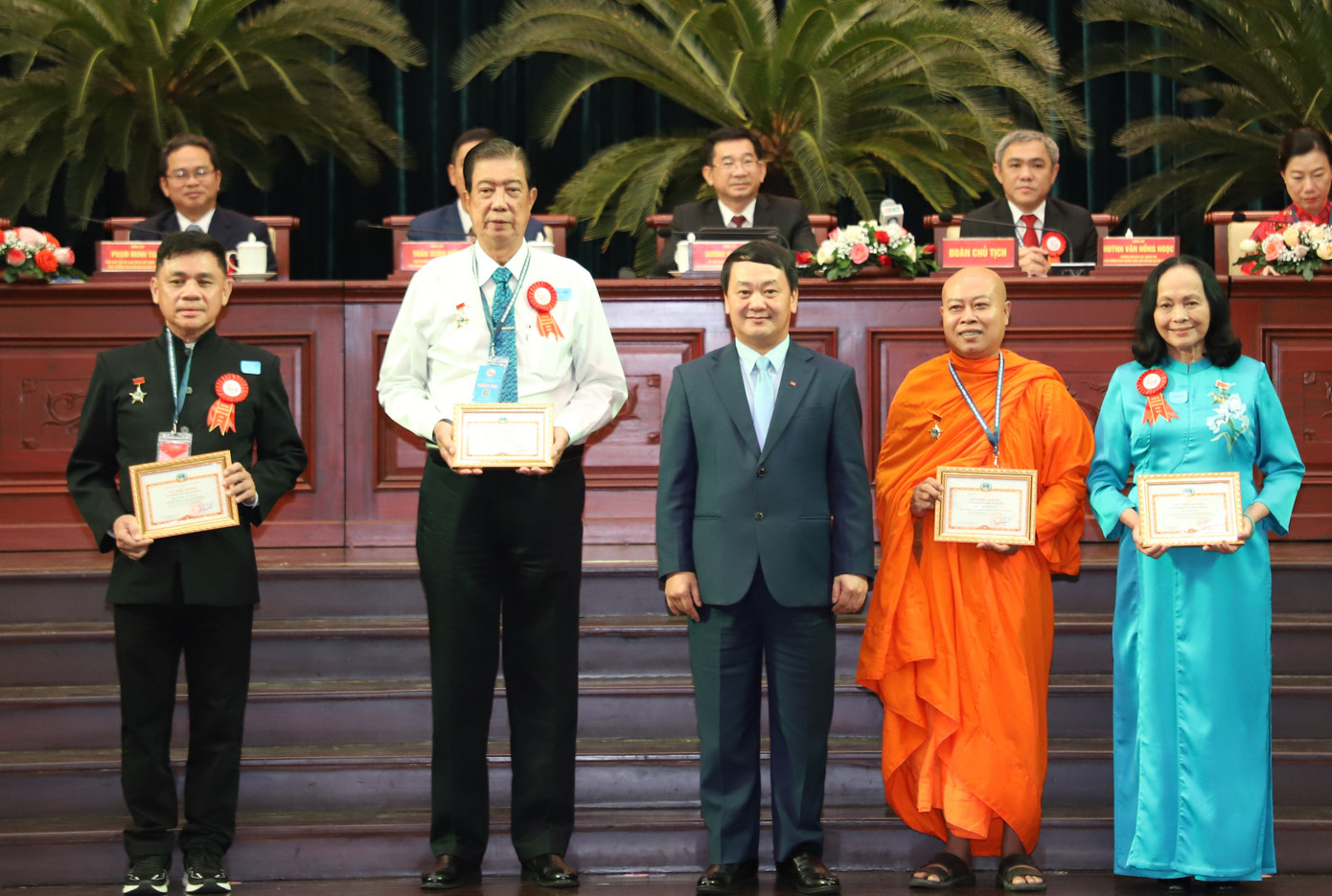 Ông Hầu A Lềnh trao Kỷ niệm chương "Vì sự nghiệp phát triển các dân tộc" của Ủy ban Dân tộc tặng các cá nhân có thành tích xuất sắc.