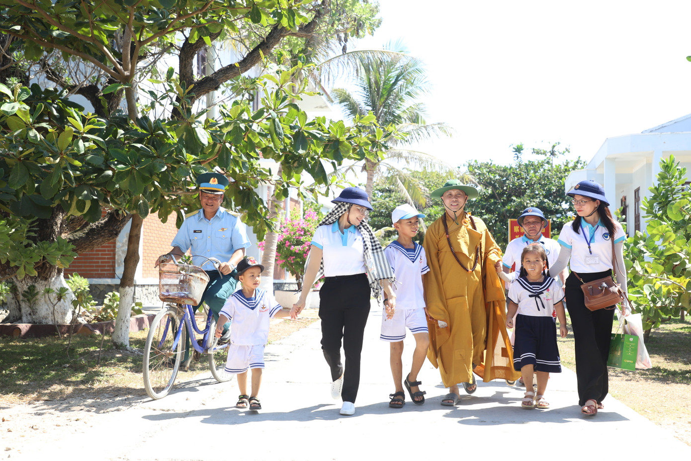Lãnh đạo và đại biểu đoàn công tác gặp gỡ, thăm hỏi quân, dân tại các điểm đảo đoàn dừng chân. Lãnh đạo và đại biểu đoàn công tác gặp gỡ, thăm hỏi quân, dân tại các điểm đảo đoàn dừng chân.