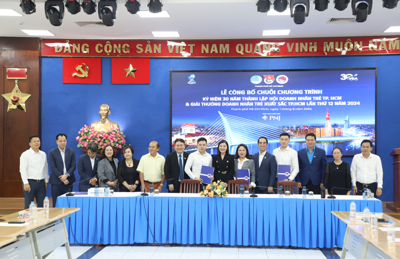 Đại diện các doanh nghiệp ký kết hợp tác thực hiện chuỗi hoạt động kỷ niệm 30 năm YBA TPHCM. Đại diện các doanh nghiệp ký kết hợp tác thực hiện chuỗi hoạt động kỷ niệm 30 năm YBA TPHCM.