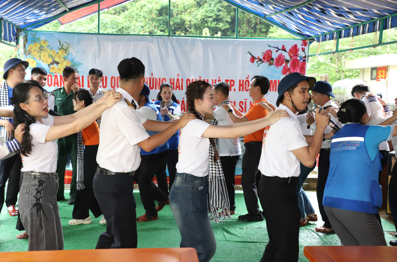 Các văn nghệ sĩ tham gia giao lưu văn nghệ cùng cán bộ, chiến sĩ tại các điểm đảo. Các văn nghệ sĩ tham gia giao lưu văn nghệ cùng cán bộ, chiến sĩ tại các điểm đảo.