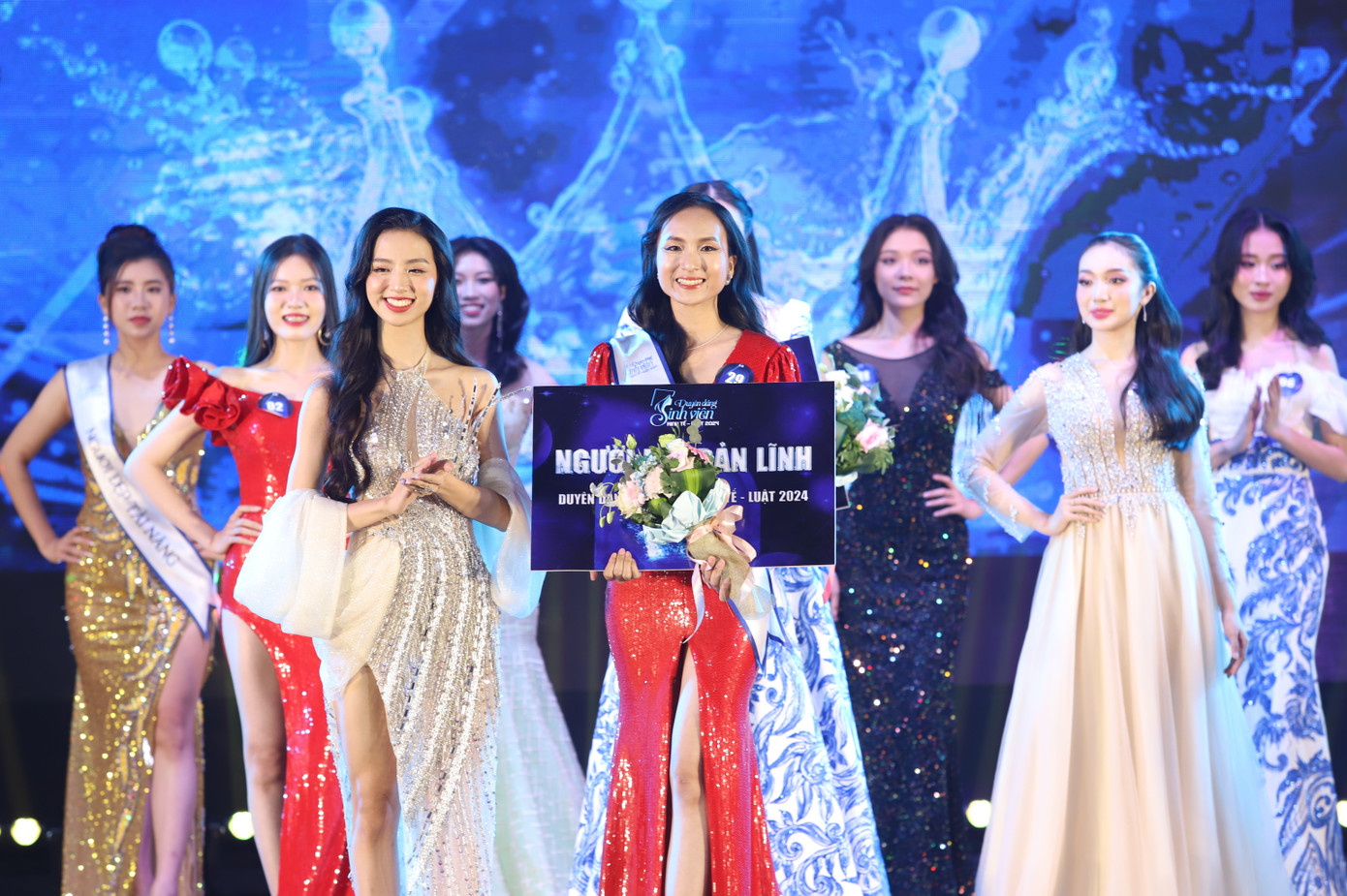 Tân Hoa khôi Mỹ Linh thắng thêm giải phụ Người đẹp bản lĩnh.