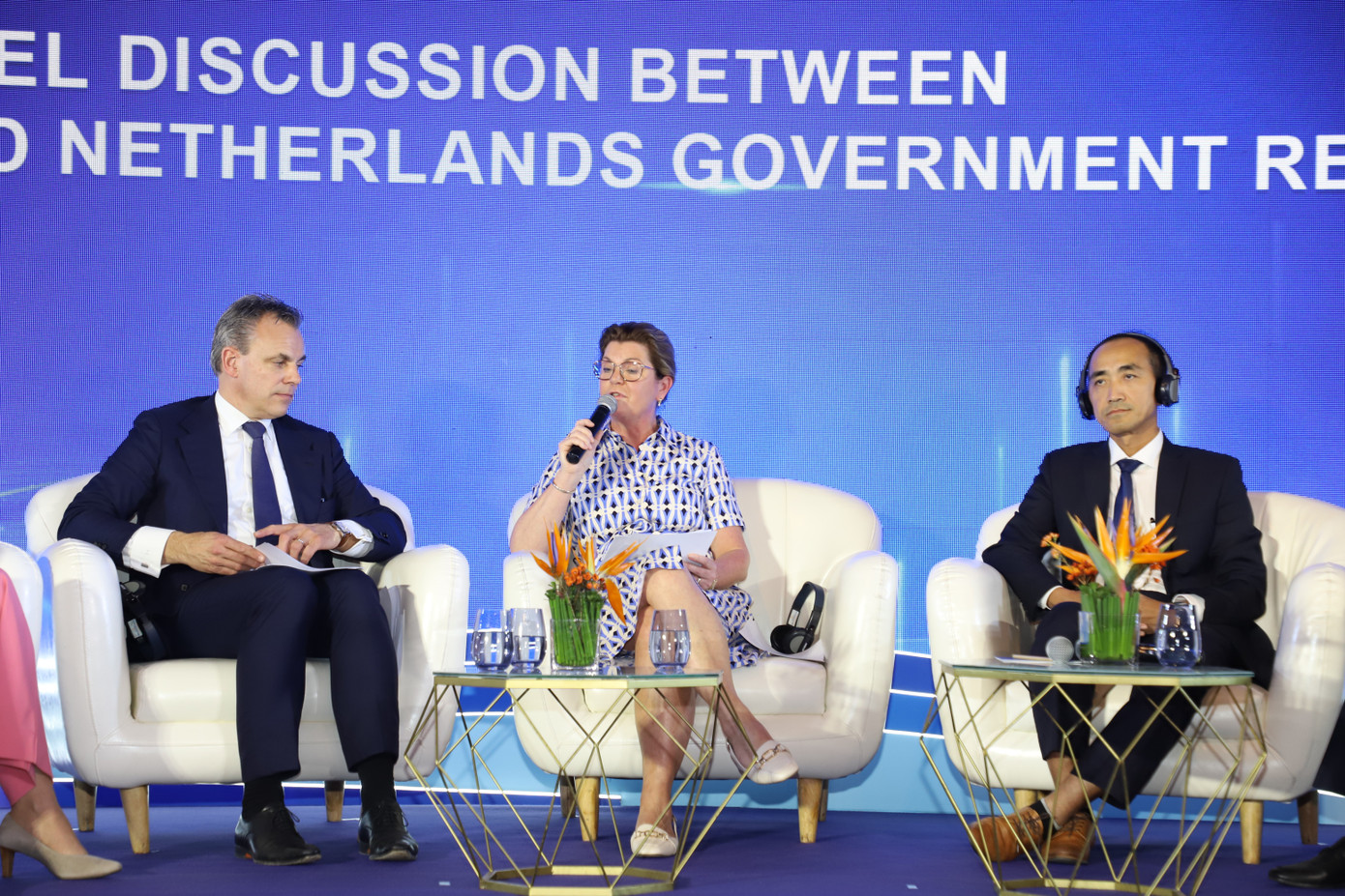 Các Bộ trưởng phía Hà Lan trao đổi cùng đại diện các cơ quan quản lý, địa phương ở Việt Nam. Ảnh: Ngô Tùng.