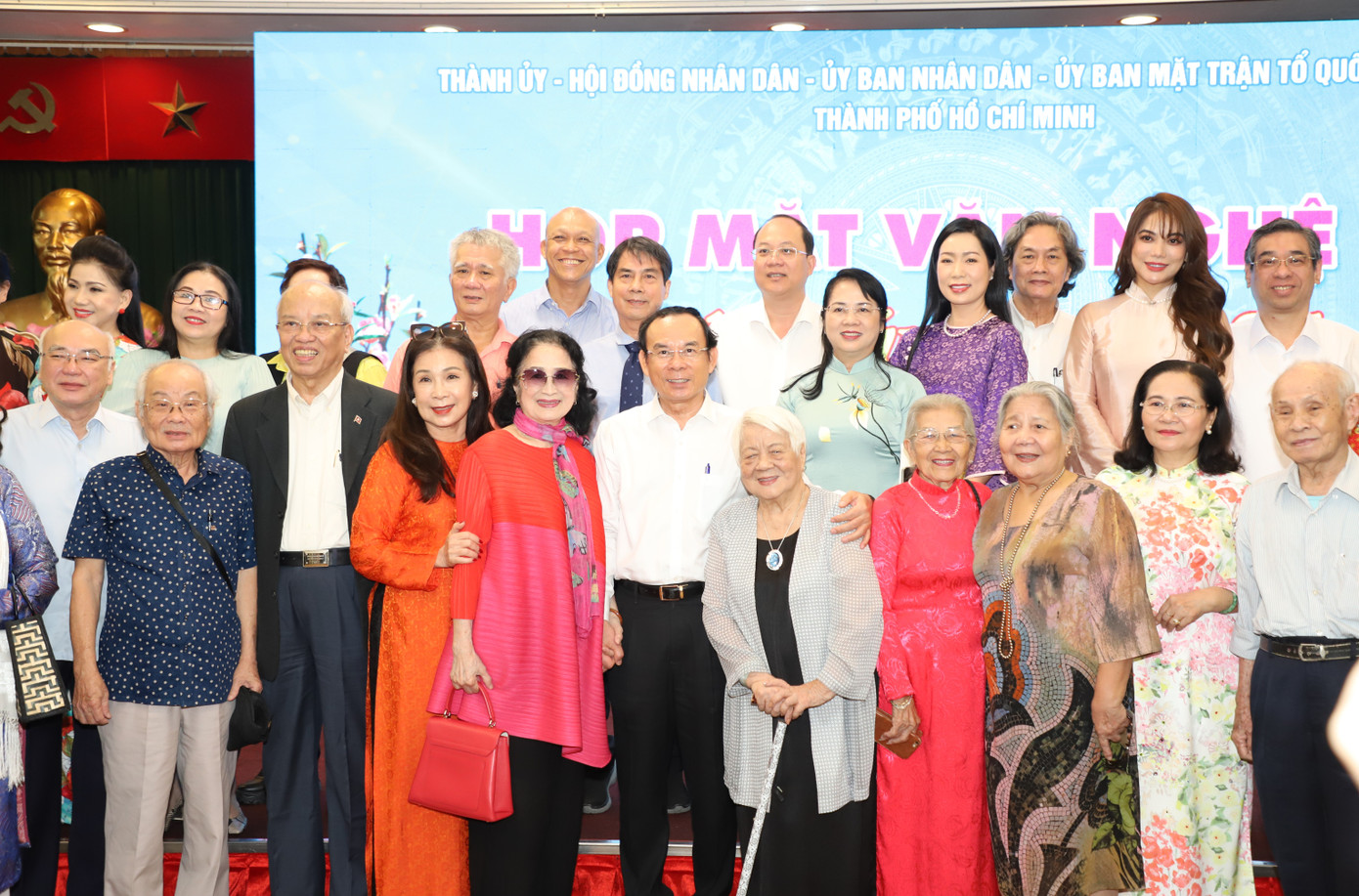 Bí thư Thành ủy TPHCM Nguyễn Văn Nên cùng lãnh đạo thành phố và các văn nghệ sĩ tên tuổi lưu niệm tại buổi họp mặt. Ảnh: Ngô Tùng. Bí thư Thành ủy TPHCM Nguyễn Văn Nên cùng lãnh đạo thành phố và các văn nghệ sĩ tên tuổi lưu niệm tại buổi họp mặt. Ảnh: Ngô Tùng.