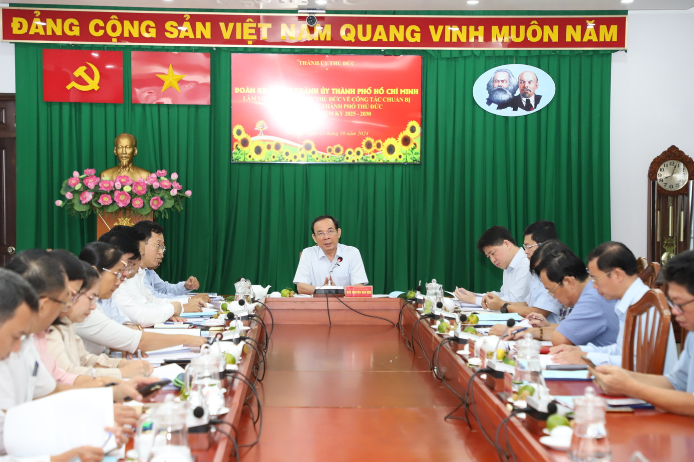 Bí thư Thành ủy TPHCM Nguyễn Văn Nên chủ trì buổi làm việc với Ban Thường vụ Thành ủy TP. Thủ Đức. Ảnh: Ngô Tùng