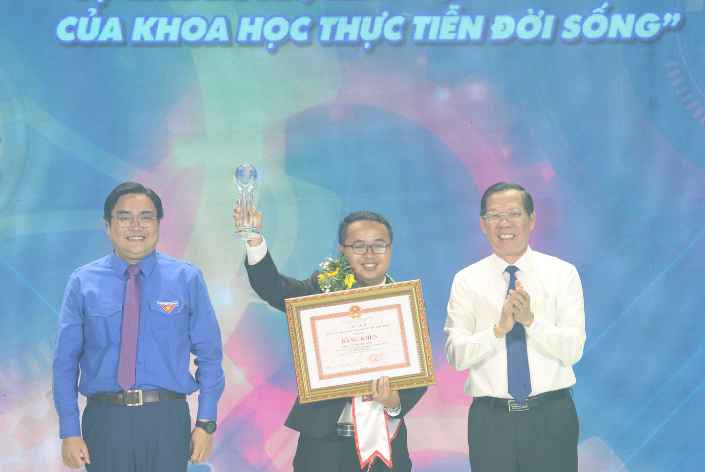 Chủ tịch UBND TPHCM Phan Văn Mãi và Phó Bí thư Thường trực Thành Đoàn TPHCM Ngô Minh Hải tuyên dương giảng viên Lê Thanh Long. Chủ tịch UBND TPHCM Phan Văn Mãi và Phó Bí thư Thường trực Thành Đoàn TPHCM Ngô Minh Hải tuyên dương giảng viên Lê Thanh Long.