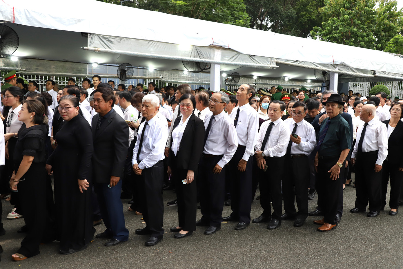 Các cơ quan đoàn thể, nhân dân TPHCM xếp hàng chờ vào viếng Tổng Bí thư Nguyễn Phú Trọng tại Hội trường Thống Nhất.