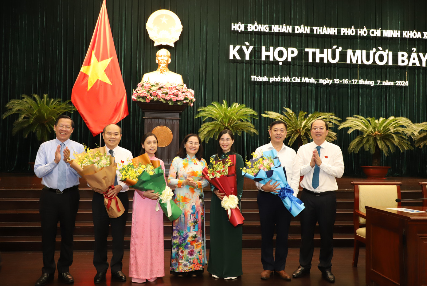 Chủ tịch UBND TPHCM Phan Văn Mãi, Phó Bí thư Thường trực Thành ủy TPHCM Nguyễn Hồ Hải cùng Chủ tịch HĐND TPHCM Nguyễn Thị Lệ (giữa) trao hoa chúc mừng ông Trần Văn Bảy (thứ hai từ trái qua), ông Nguyễn Hoàng Hải (thứ hai từ phải qua). Ảnh: Ngô Tùng