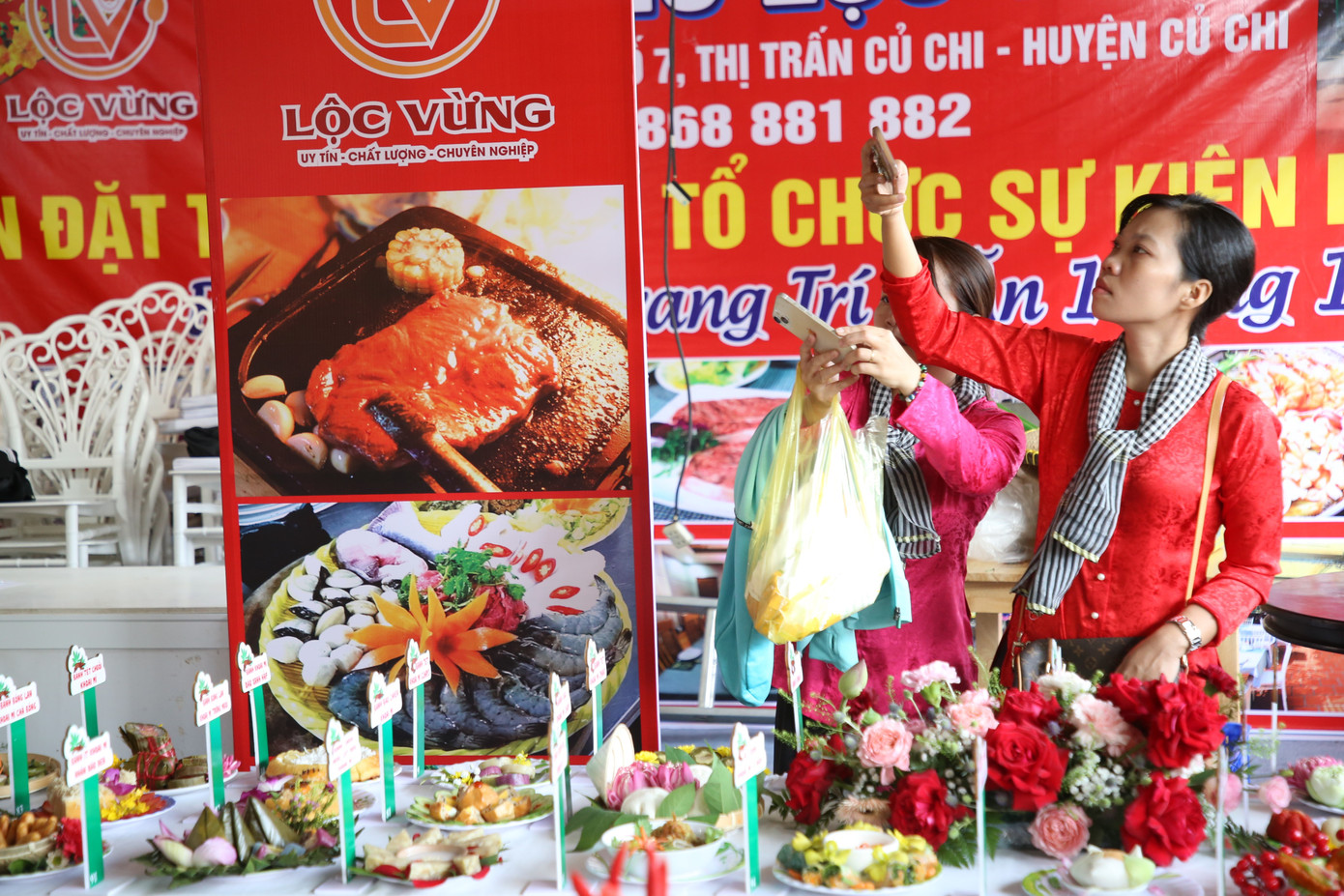 Cùng các đồng nghiệp góp sức làm các món ăn, chị Lê Thị Thùy Linh (Trường mầm non Nguyễn Thị Dậu) từ 4 giờ sáng đã bắt đầu công đoạn sơ chế chuẩn bị chế biến các món ăn từ khoai mì. Nhóm chị Linh tham gia các món ăn gồm mứt khoai mì, khoai mì nấu gà, bánh bông lan nhân táo làm bằng khoai mì.