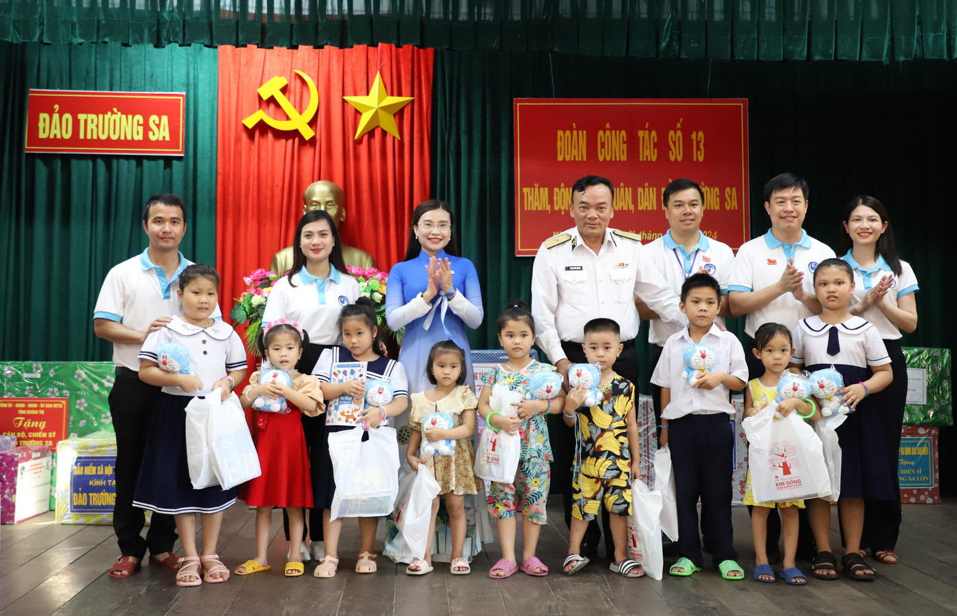 Đoàn công tác chăm lo đời sống vật chất, tinh thần trẻ em Trường Sa. Đoàn công tác chăm lo đời sống vật chất, tinh thần trẻ em Trường Sa.