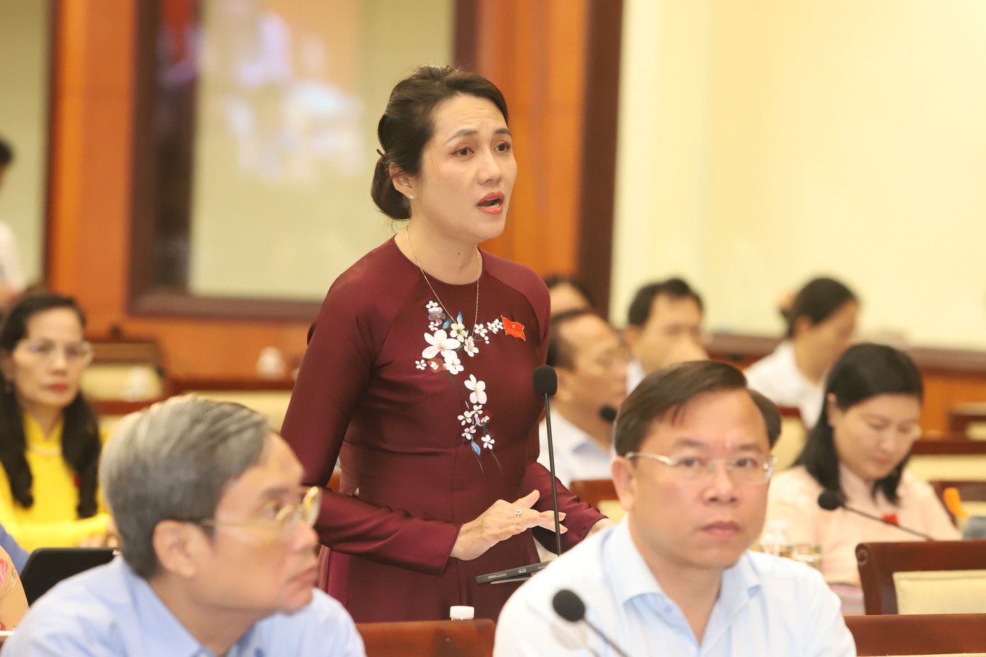 Đại biểu nêu vấn đề trao đổi với Giám đốc Sở VH&amp;TT TPHCM. Ảnh: Ngô Tùng.