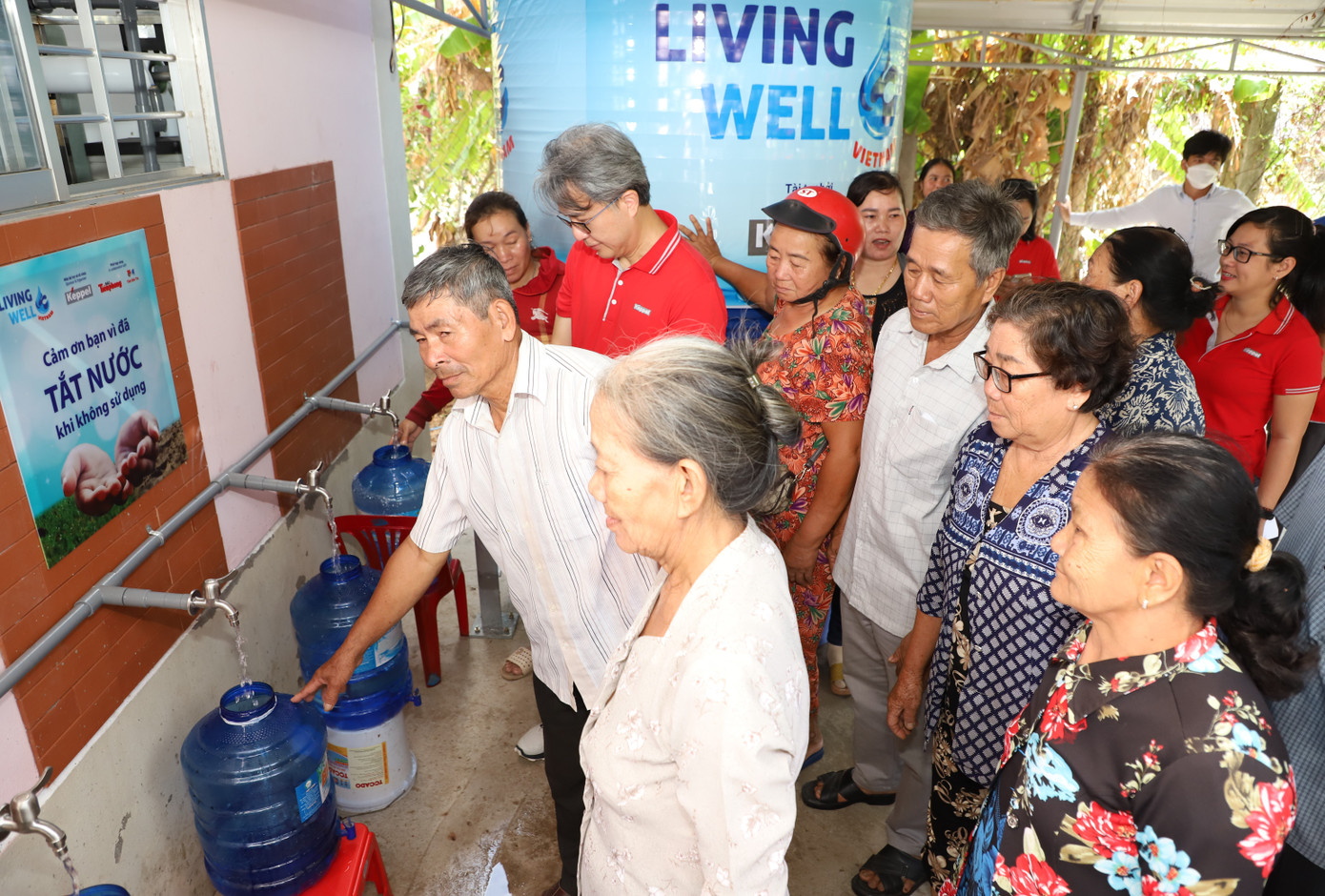 Bà con xã Tân Thủy vui mừng đón nhận những dòng nước sạch đầu tiên từ hệ thống lọc nước tại xã nhà.