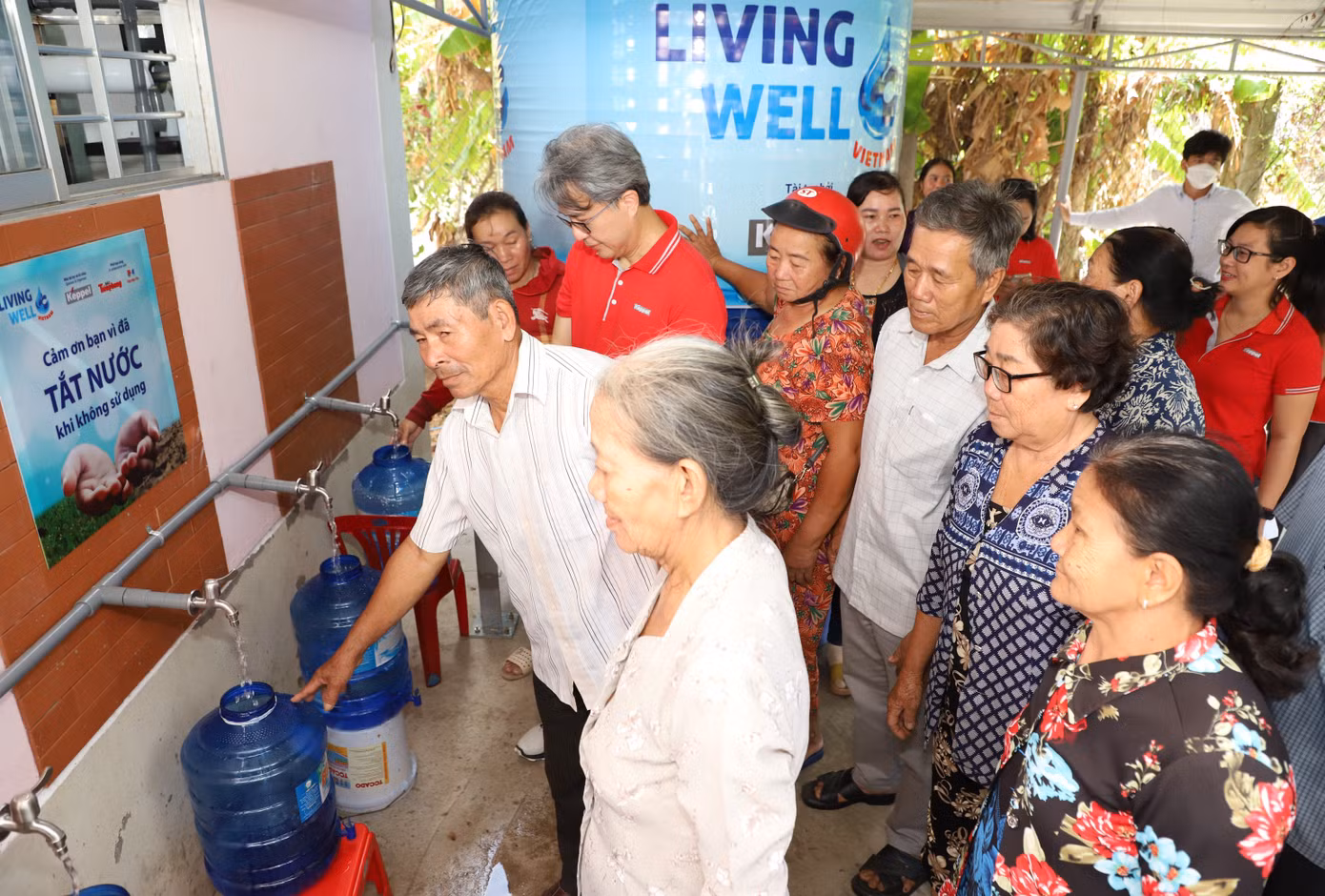 Bà con xã Tân Thủy vui mừng đón nhận những dòng nước sạch đầu tiên từ hệ thống lọc nước tại xã nhà.