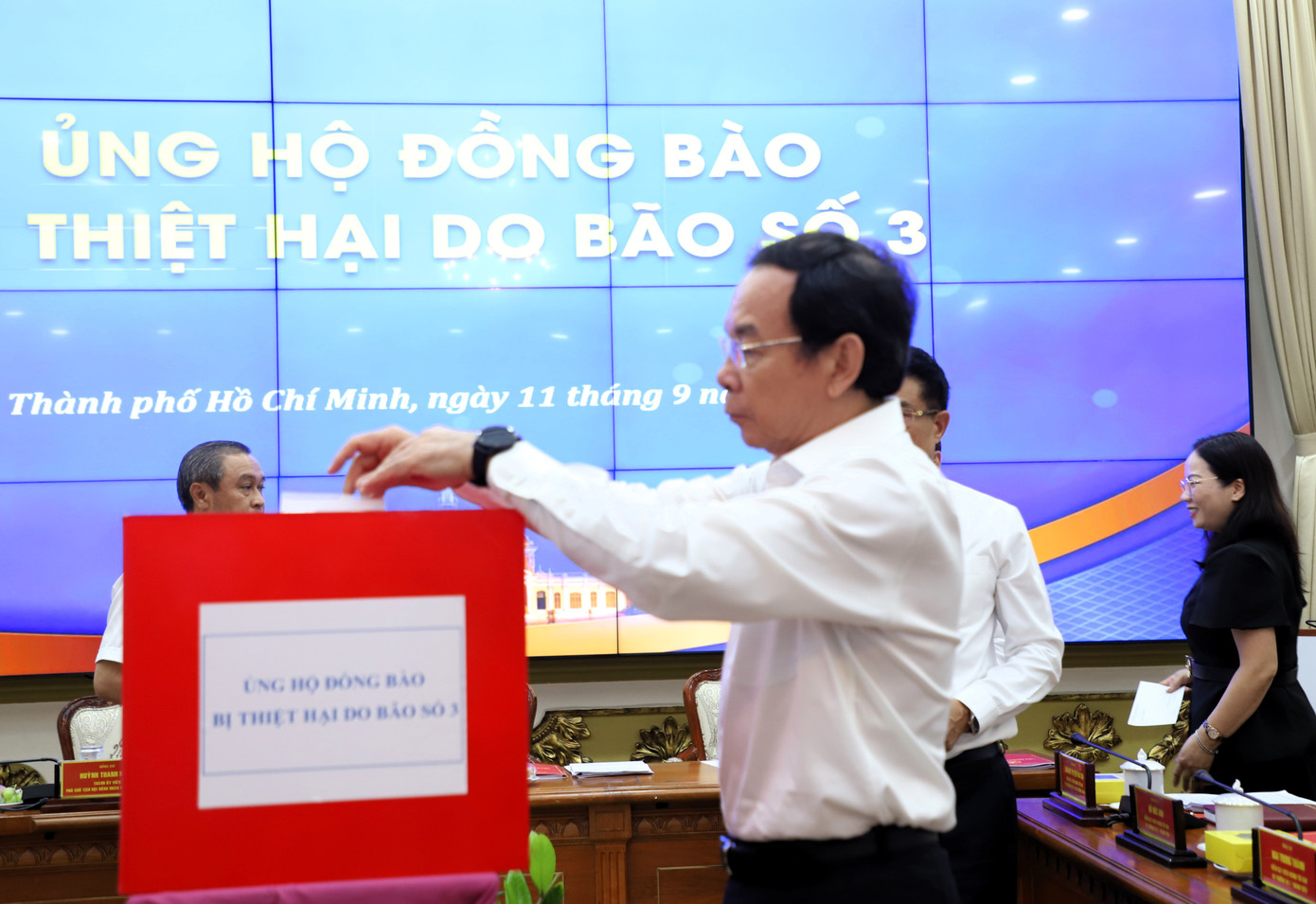 Bí thư Thành ủy TPHCM Nguyễn Văn Nên ủng hộ đồng bào bị thiệt hại do bão số 3 gây ra. Bí thư Thành ủy TPHCM Nguyễn Văn Nên ủng hộ đồng bào bị thiệt hại do bão số 3 gây ra.